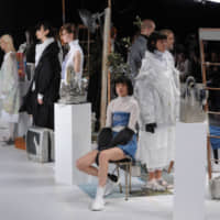 Balmung\'s models pose with the runway centerpiece. | © JAPAN 	FASHION WEEK ORGANIZATION