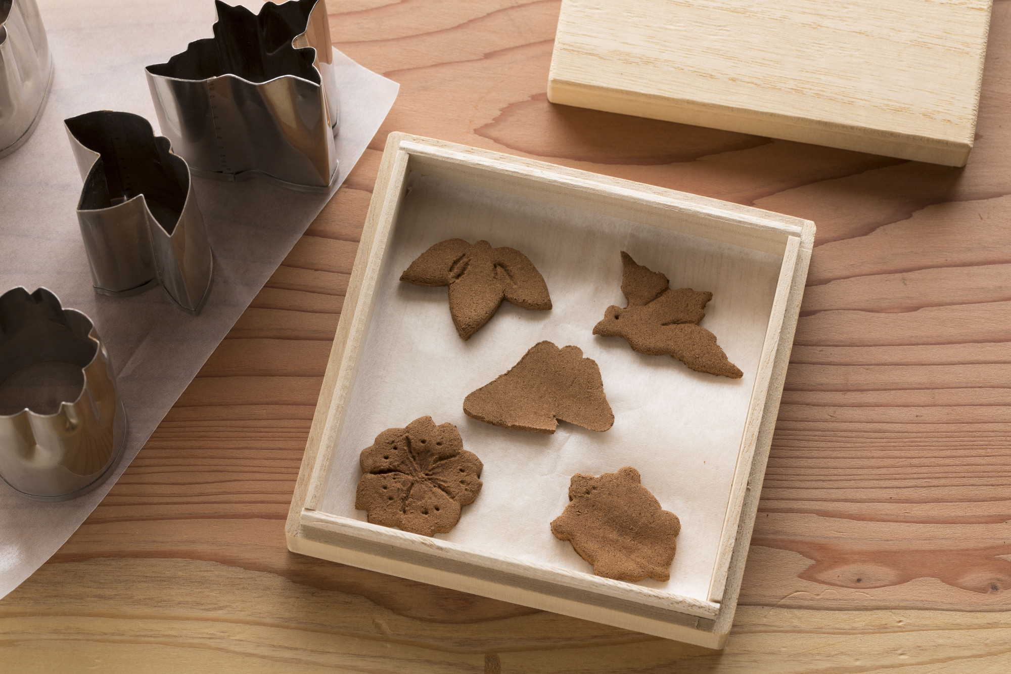 Home fragrance: Juttoku provides a wooden box for carrying home the incense you made. The incense will burn better if you leave it for a couple of days to dry. | RYOICHI OKAZAKI