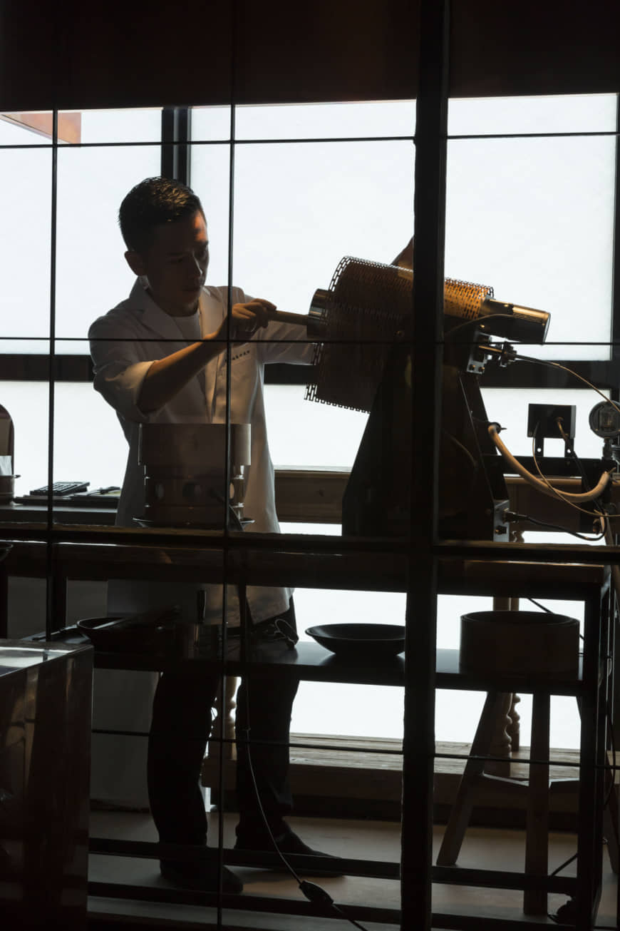 An important responsibiliy: Shinya Sakurai operates his roasting machine with the air of a dedicated scientist. | RYOICHI OKAZAKI