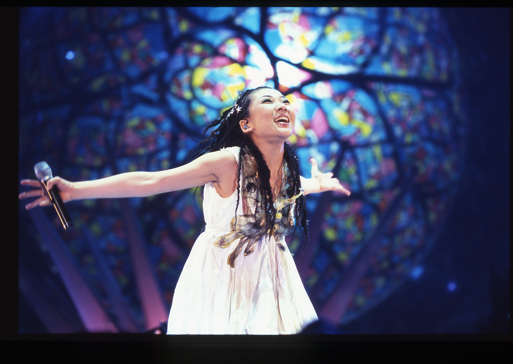 Misia sings at Tokyo Dome in 2004 as part of a concert tour of the five biggest domes in Japan. | © RHYTHMEDIA INC.