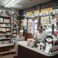 Nyankodo stocks more than 2,000 titles on cats and feline issues. | MANAMI OKAZAKI