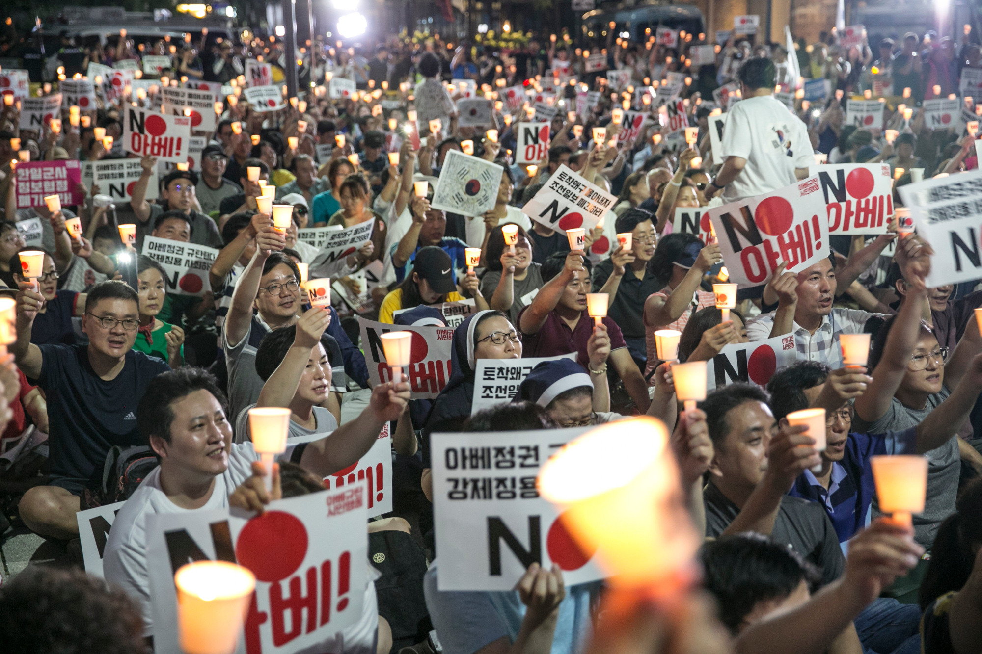 韩国超10万人雨中反日：谴责日本歪曲历史 经济侵略