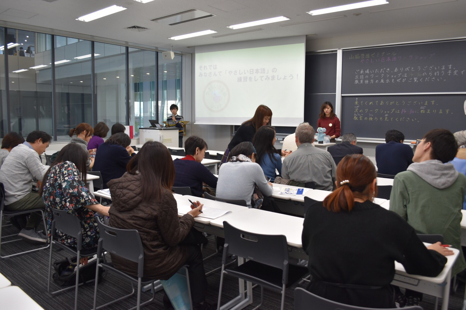 Meiji University students hold a workshop in Nakano Ward, Tokyo on how to communicate in plain Japanese with foreign residents last November. | KEIZO YAMAWAKI