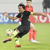 Urawa Reds\' Shinzo Koroki controls the ball in the first half against Guangzhou Evergrande in the second leg of the Asian Champions League semifinals on Wednesday in Guangzhou, China. | KYODO