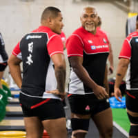 Japan\'s Isileli Nakajima (center) and fellow prop Asaeli Ai Valu (left) talk during a gym training session at Prince Chichibu Memorial Rugby Stadium on Wednesday, four days ahead of the Brave Blossoms\' quarterfinal clash against South Africa. | AFP-JIJI