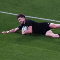 New Zealand\'s Beauden Barrett scores a try against Ireland in a Rugby World Cup quarterfinal match on Saturday at Tokyo Stadium. | AFP-JIJI