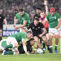 The All Blacks\' Aaron Smith (bottom, center) scores a try in the first half against Ireland on Saturday. | KYODO