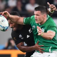 New Zealand\'s Sevu Reece (left) and Ireland\'s Jonathan Sexton fight for the ball in Saturday\'s match. | AFP-JIJI