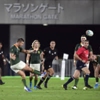South Africa\'s Handre Pollard scores a drop goal against New Zealand on Sept. 21 in a Rugby World Cup Pool B match in Yokohama. | REUTERS