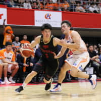 The Alvark\'s Seiya Ando drives toward the hoop against Albirex BB on Sunday in Tachikawa. | B. LEAGUE