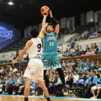 Kyoto\'s Keijuro Matsui shoots a first-quarter jumper over Toyama\'s Takeshi Mito on Saturday at Hannaryz Arena. The Hannaryz edged the Grouses 91-90 in the B. League series opener. | B. LEAGUE