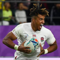 England winger Anthony Watson runs to score a try against Australia during a Rugby World Cup quarterfinal in Oita on Saturday. | AFP-JIJI