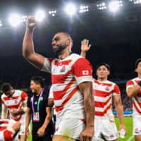 Japan\'s Michael Leitch (front) and his teammates acknowledge the fans following their win over Ireland on Saturday at Shizuoka Stadium Ecopa. | AFP-JIJI