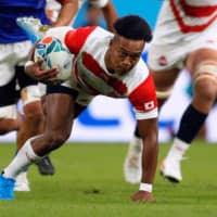 Japan\'s Kotaro Matsushima runs with the ball against Samoa in a Rugby World Cup Pool A match at the City of Toyota Stadium on Saturday. | AFP-JIJI