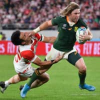 South Africa\'s scrumhalf Faf de Klerk scores a try against  Japan in their Rugby World Cup quarterfinal on Sunday night at Tokyo Stadium. | AFP-JIJI