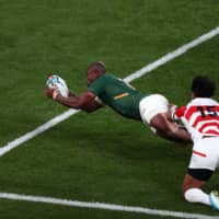 South Africa\'s Makazole Mapimpi scores a try during Sunday\'s quarterfinal against Japan at Tokyo Stadium. | AFP-JIJI