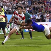 Kenki Fukuoka scores the Brave Blossoms\' third try on Saturday in a Rugby World Cup Pool A match against Samoa in Toyota, Aichi Prefecture. | REUTERS