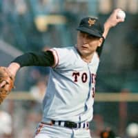 Masaichi Kaneda pitches for the Giants in October 1969. Japan\'s all-time winningest pitcher died Sunday at the age of 86. | KYODO