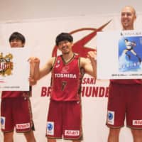 (From right) Kawasaki\'s Nick Fazekas, Ryusei Shinoyama and Yuma Fujii pose for photos at a news conference on Wednesday. The Brave Thunders will host a special two-game home series against the Shiga Lakestars on Dec. 28 and 29, with the players wearing special jerseys for the series. | KAZ NAGATSUKA