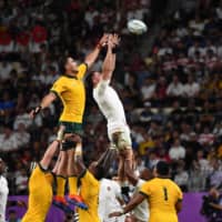 Australia\'s Rory Arnold (left) and England\'s Tom Curry fight for the ball during a lineout on Saturday at Oita Stadium. | AFP-JIJI