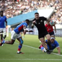New Zealand\'s TJ Perenara scores the team\'s 10th try against Namibia on Sunday at Tokyo Stadium. | REUTERS