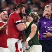 Wales lock Jake Ball (left) tussles with South Africa\'s Faf de Klerk during their semifinal match on Sunday. | AFP-JIJI