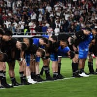 The All Blacks bow to the crowd after losing their semifinal match against England. | AFP-JIJI