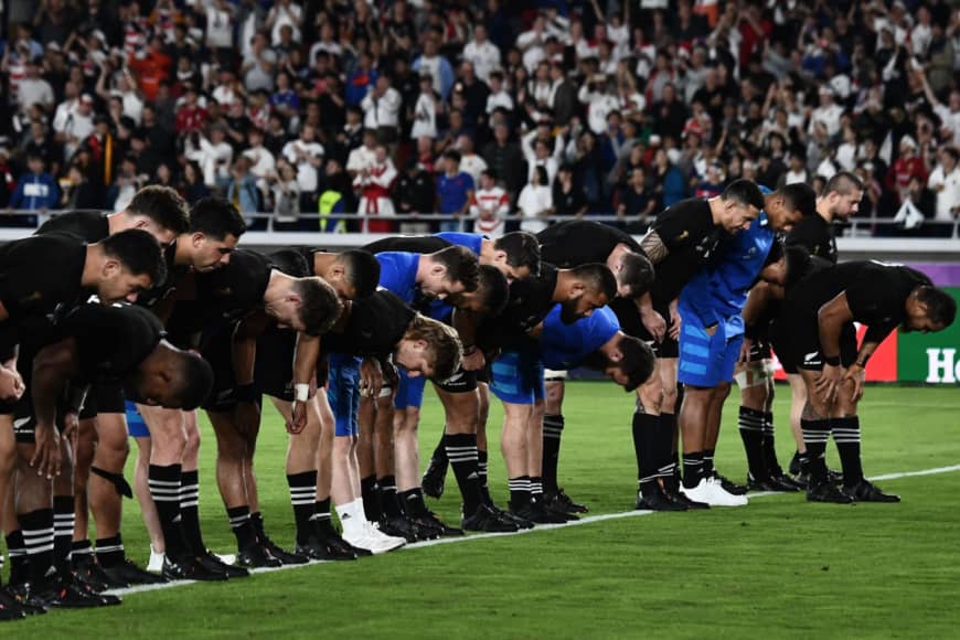 The All Blacks bow to the crowd after losing their semifinal match against England. | AFP-JIJI