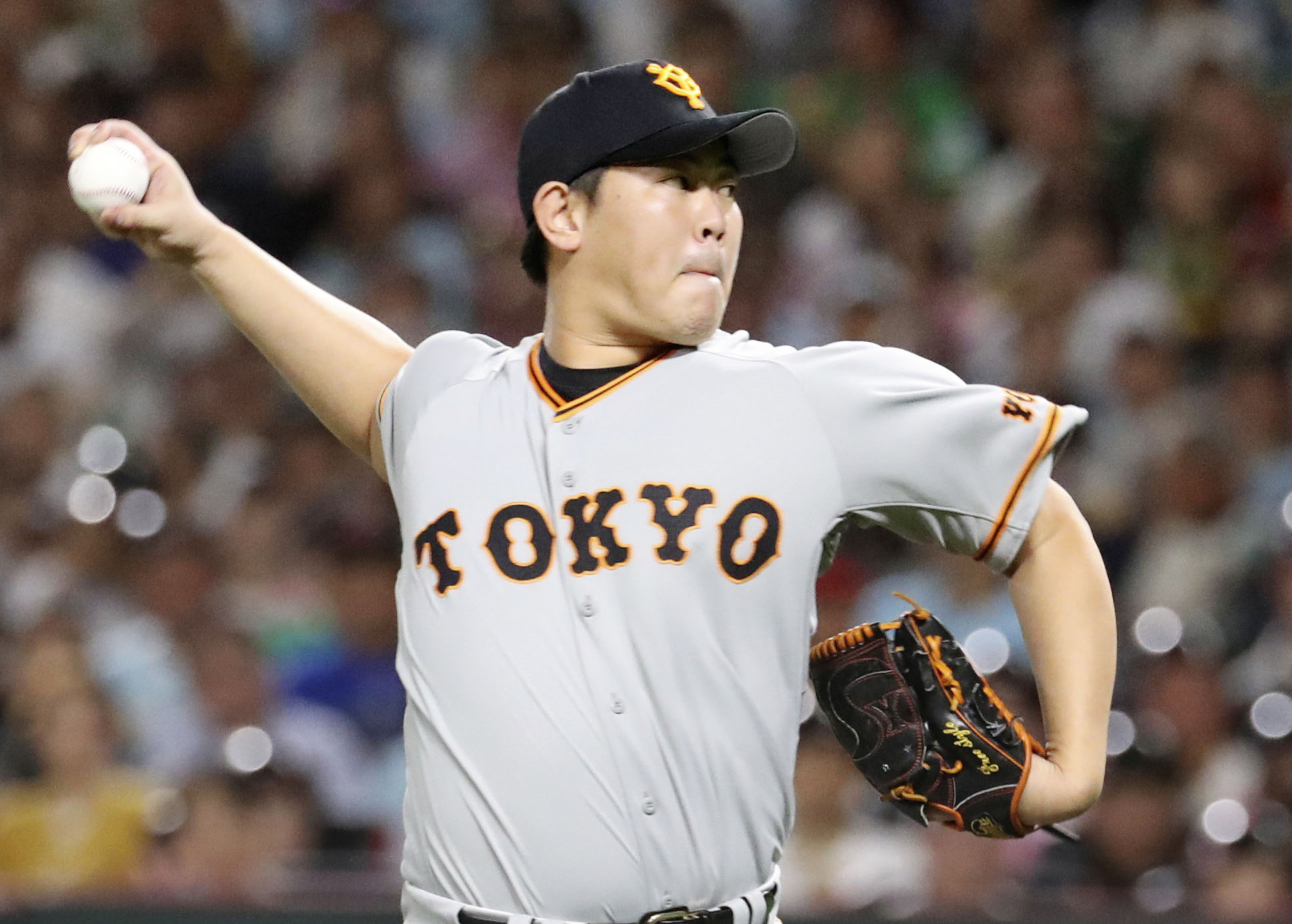 Yomiuri's Shun Yamaguchi pitches against the Hawks in Game 1 of the Japan Series on Saturday in Fukuoka. Yamaguchi was one of several potential candidates for the Sawamura Award, which will not have a recipient in 2019. | KYODO