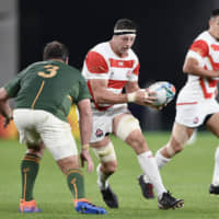 Brave Blossoms veteran Luke Thompson, who has announced his intention to retire from international rugby, carries the ball against South Africa during a Rugby World Cup quarterfinal on Sunday at Tokyo Stadium. | KYODO