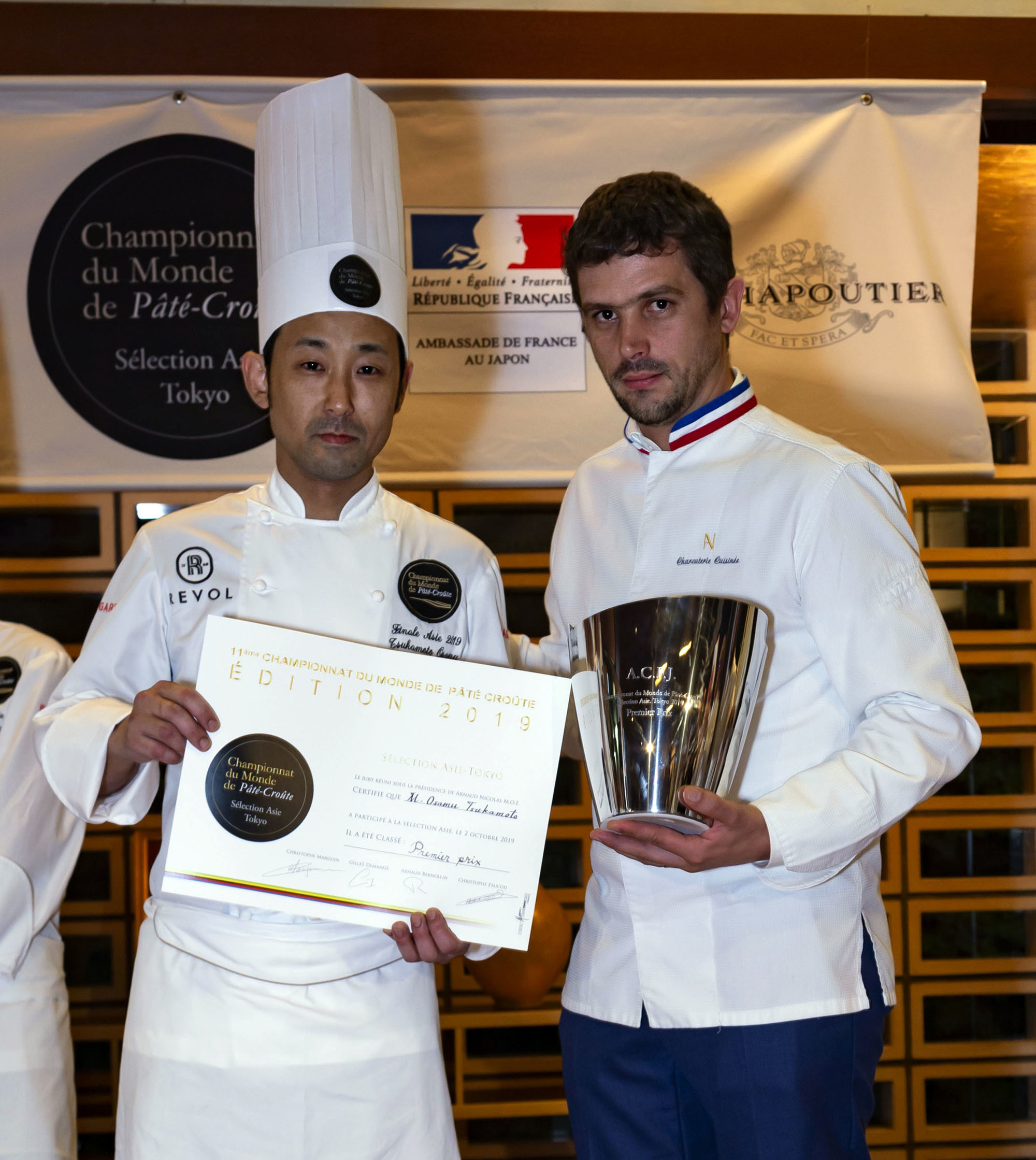 Best Craftsmen of France Chef and President of Jury Arnaud Nicolas (right) with The World Championship of Pate Croute Asia Selection winner Osamu Tsukamoto (left) of Cerulean Tower Tokyu Hotel Tower's restaurant Coucagno in Tokyo at the French ambassador's residence on Oct. 2. | PHOTO COURTESY OF THE FRENCH CHARCUTERIE ASSOCIATION IN JAPAN (ACFJ)