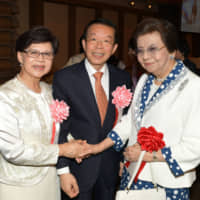 Representative of Taipei Economic and Cultural Representative Office in Japan Frank C.T. Hsieh (center) and his wife, Fang-Chih Hsieh Yu (left) welcome Yoko Abe (right), Prime Minister Shinzo Abe\'s mother, during a reception at the Imperial Hotel in Tokyo on Oct. 8 to celebrate the 108th anniversary of  Double Ten Day. | YOSHIAKI MIURA