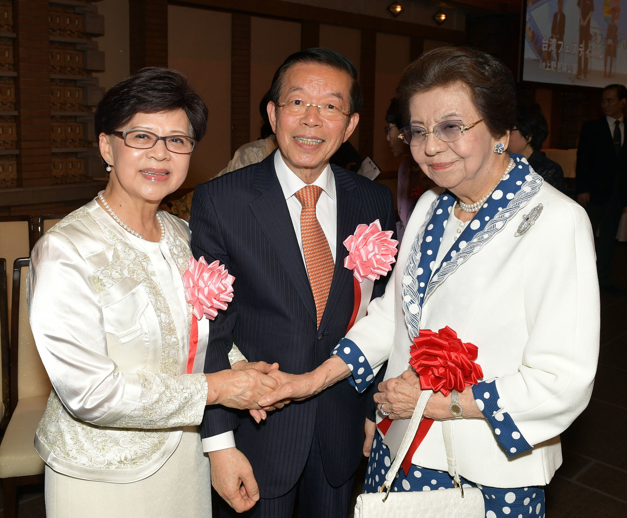 Representative of Taipei Economic and Cultural Representative Office in Japan Frank C.T. Hsieh (center) and his wife, Fang-Chih Hsieh Yu (left) welcome Yoko Abe (right), Prime Minister Shinzo Abe's mother, during a reception at the Imperial Hotel in Tokyo on Oct. 8 to celebrate the 108th anniversary of Double Ten Day. | YOSHIAKI MIURA