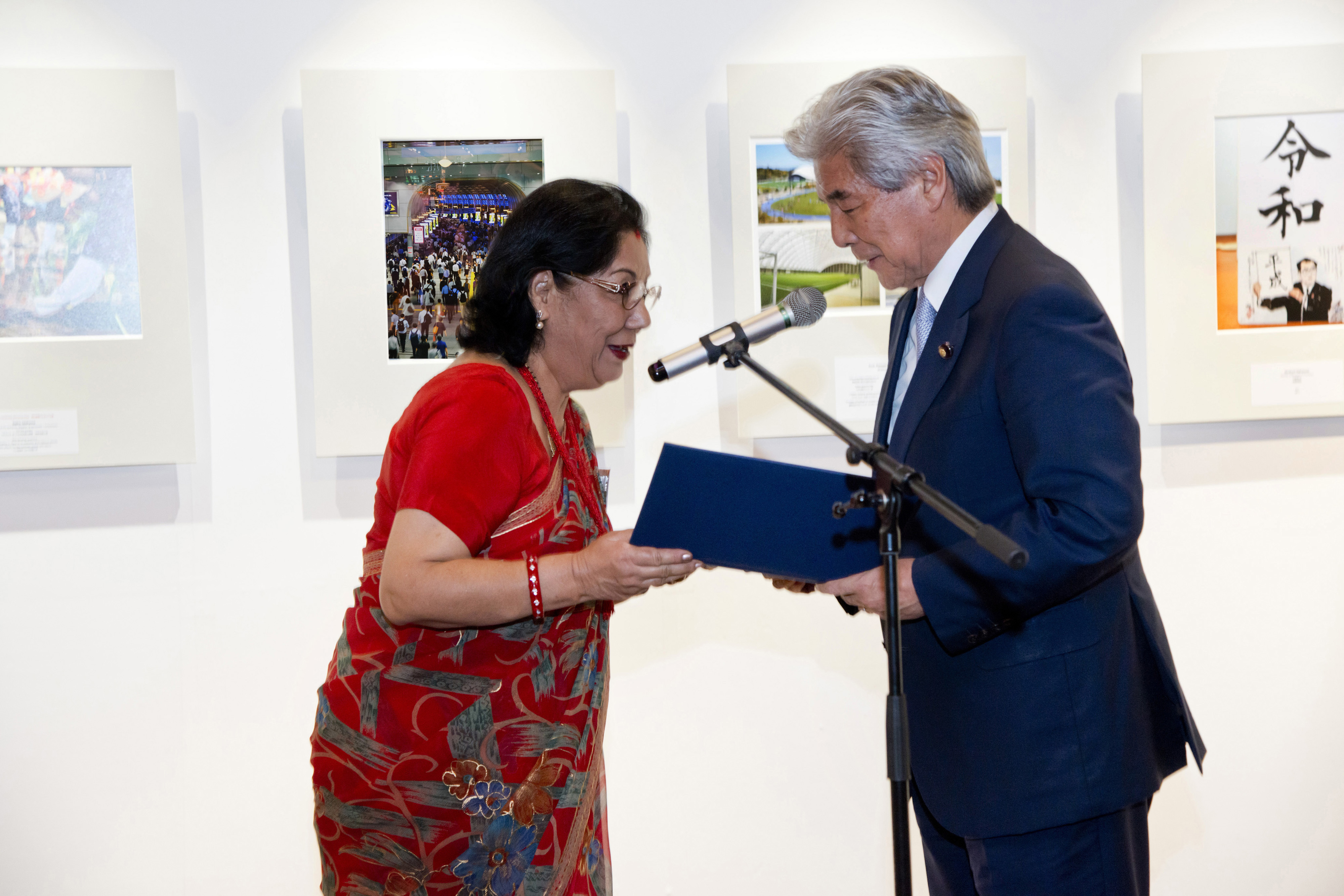 Head of Jury Hirofumi Nakasone (right) with Nepalese Ambassador Prativa Rana, the Grand Prize winner. |   PHOTO COURTESY OF SHINOBU ABE