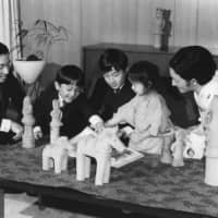 (From left) Crown Prince Akihito, Prince Akishino, Prince Naruhito, Princess Sayako and Crown Princess Michiko in November 1972. | KYODO