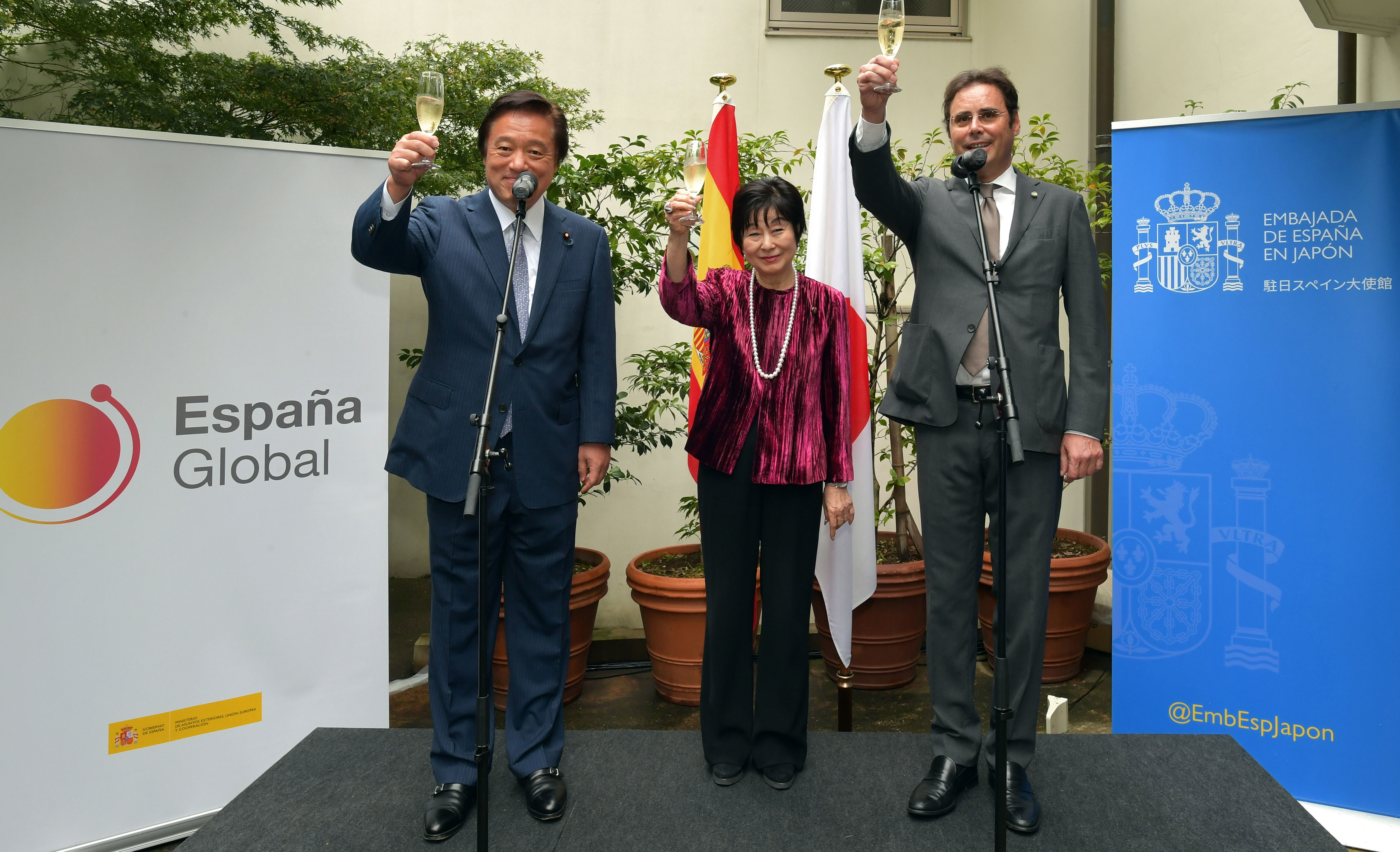 Spain Ambassador Jorge Toledo Albinana (right) raises a toast with State Minister for Foreign Affairs Kenji Wakamiya (left) and President of the House of Councillors Akiko Santo (center) during a reception celebrating Spain's National Day at the embassy on Oct. 11.      yoshiaki miura | 