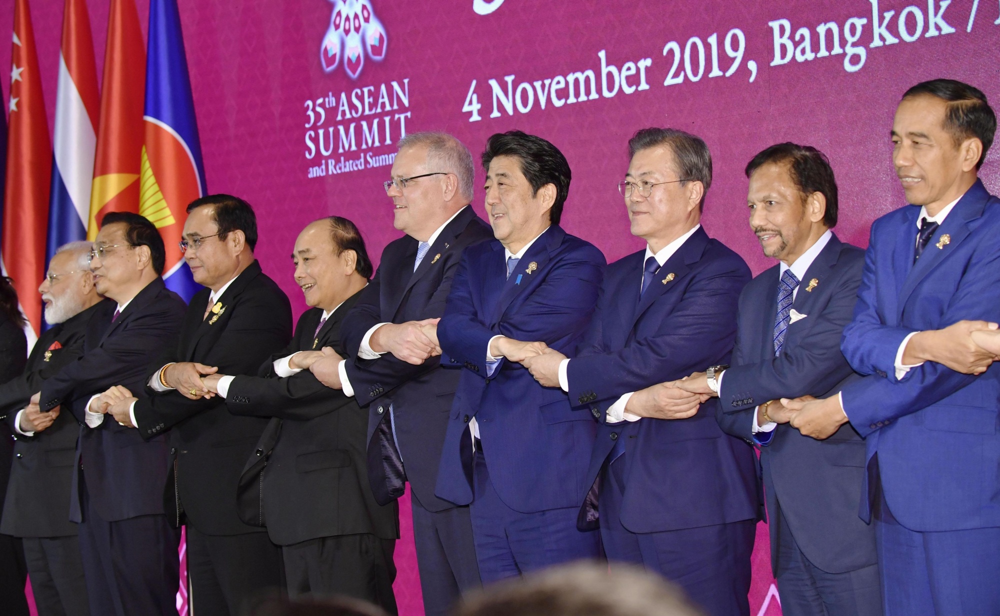 Leaders from 16 Asia-Pacific countries including Japan, China and India pose for a photo near Bangkok on Monday prior to a meeting of the Regional Comprehensive Economic Partnership. | KYODO