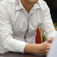 A Vietnamese man studying in Nagoya says he is refraining from applying for a working visa, fearing the application might be rejected as he has worked over the legal limit for students in his part-time job. | CHUNICHI SHIMBUN