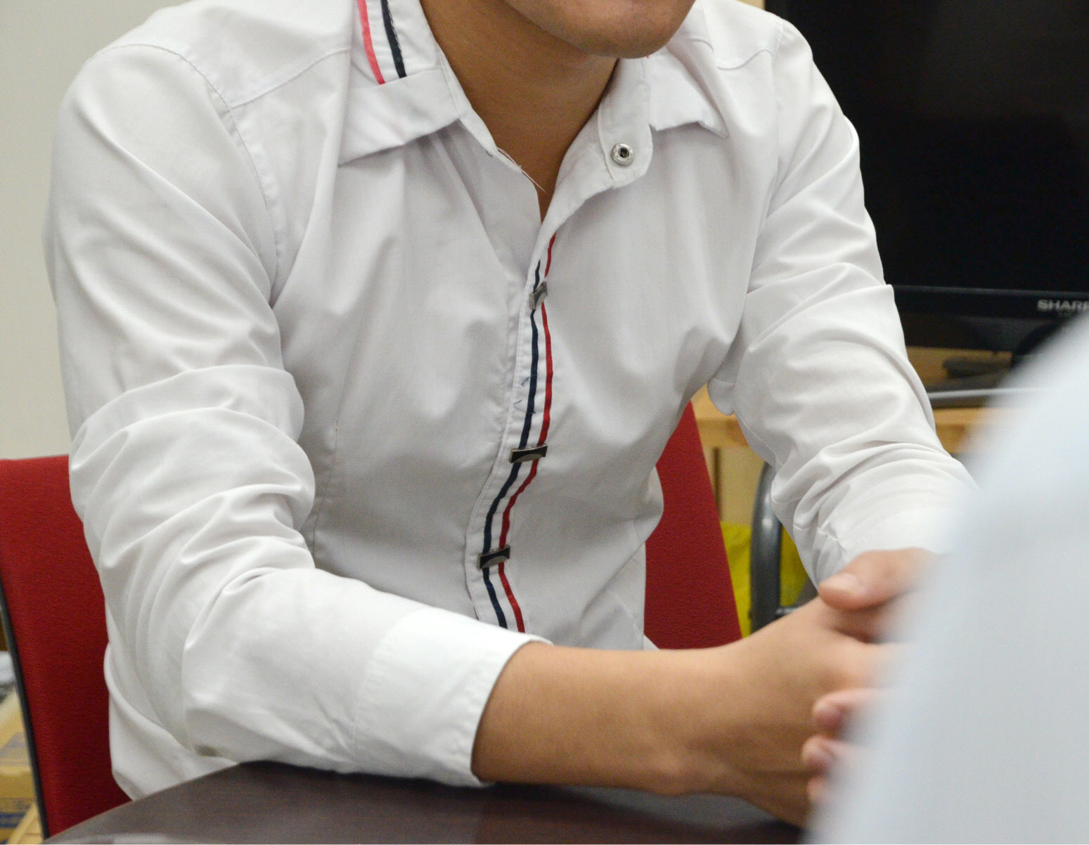 A Vietnamese man studying in Nagoya says he is refraining from applying for a working visa, fearing the application might be rejected as he has worked over the legal limit for students in his part-time job. | CHUNICHI SHIMBUN
