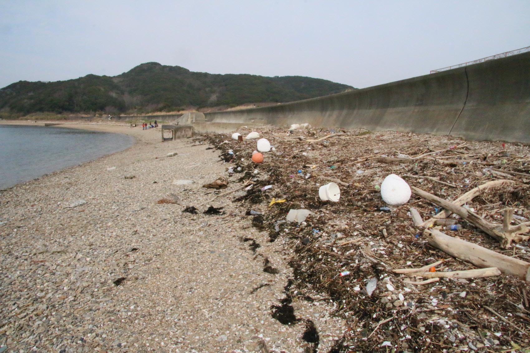 Waste washed up on Nasanohama beach on Toshi Island in Toba, Mie Prefecture, in February. | CHUNICHI SHIMBUN