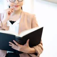 Many Japanese women are fighting for the right to wear eyeglasses to work, a new front in the growing movement that demands an end to the prescriptive beauty standards faced by female employees. | GETTY IMAGES