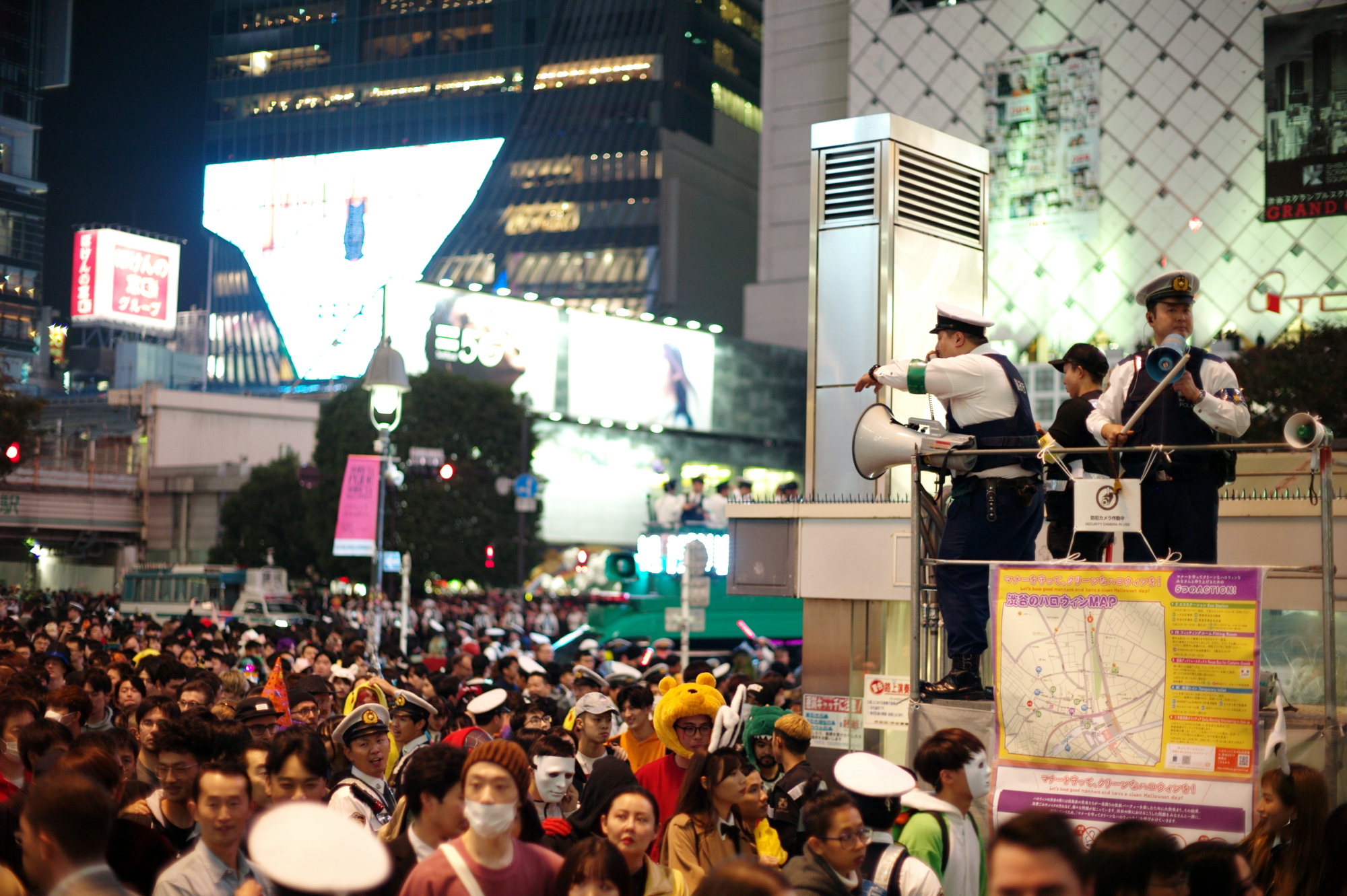 Police officials try to subdue massive crowds at a crossing near Shibuya Station on Thursday night amid the chaos of the annual Halloween celebrations. | RYUSEI TAKAHASHI
