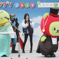 Arukuma (right), the promotional mascot of the Nagano Prefectural Government, receives a gold medal for winning a character contest held Sunday in the city of Nagano. The medal was awarded by Kaparu, last year\'s champion from Shiki, Saitama Prefecture. | KYODO
