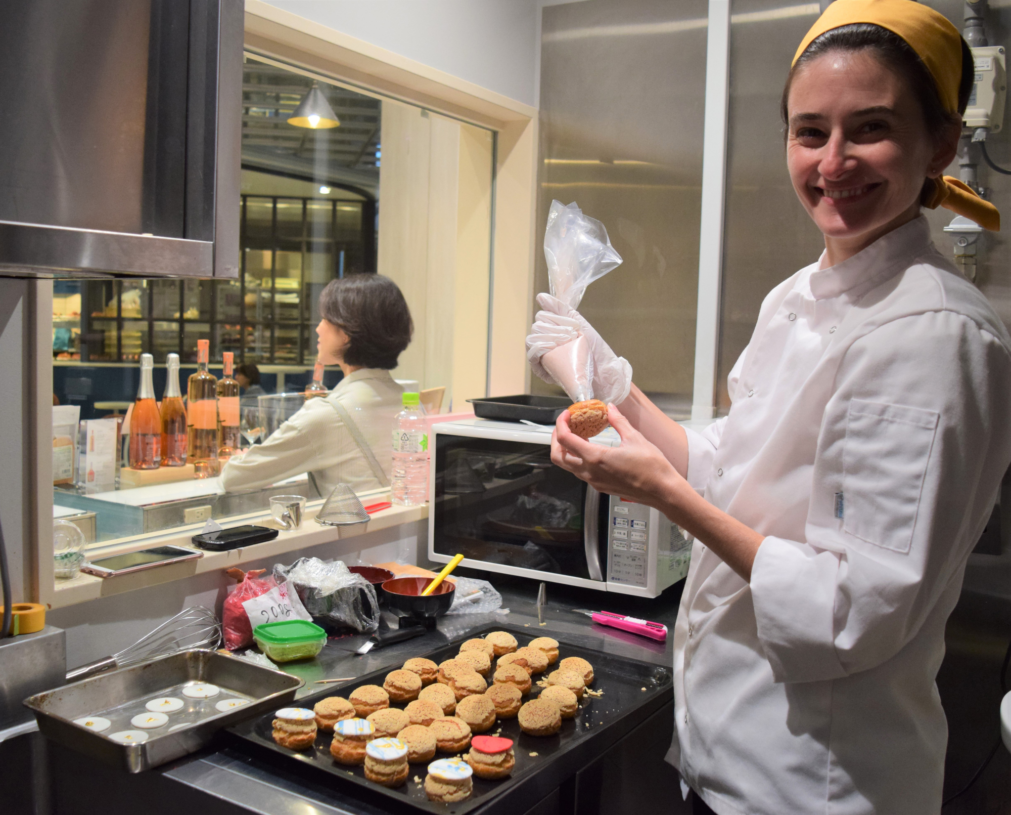 French entrepreneur Jennifer Court makes her gluten-free choux pastry at a pop-up store that opened Nov. 6 inside the Takashimaya department store in Tokyo's Nihonbashi district. | MASUMI KOIZUMI