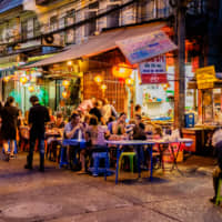 Morning to night: Food stalls in the Yaowarat Chinatown serve everything from fresh fruit and freshly squeezed juice to meat skewers and grilled seafood. | GETTY IMAGES