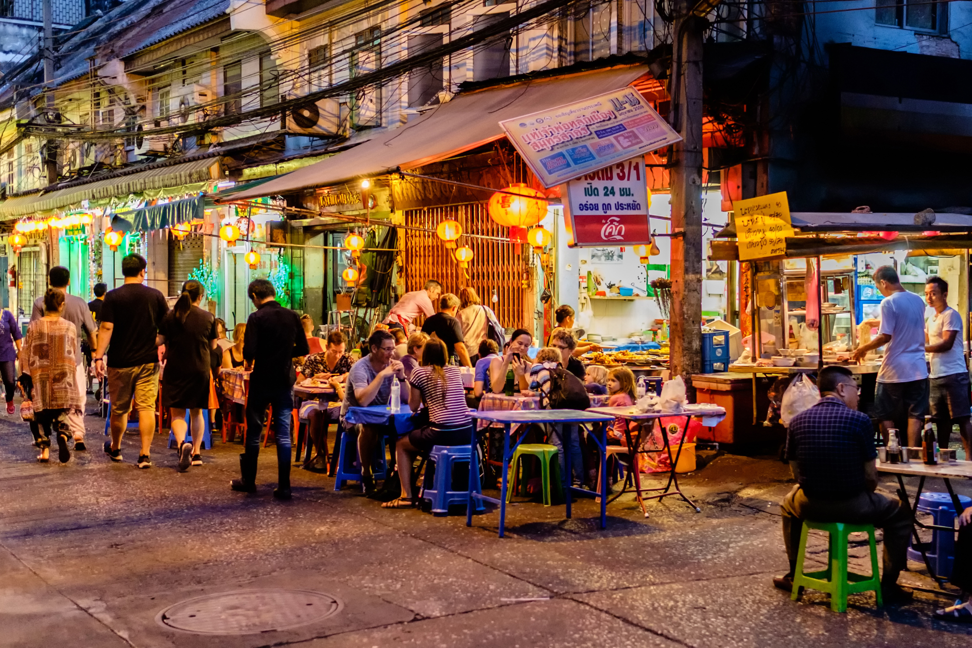 Morning to night: Food stalls in the Yaowarat Chinatown serve everything from fresh fruit and freshly squeezed juice to meat skewers and grilled seafood. | GETTY IMAGES