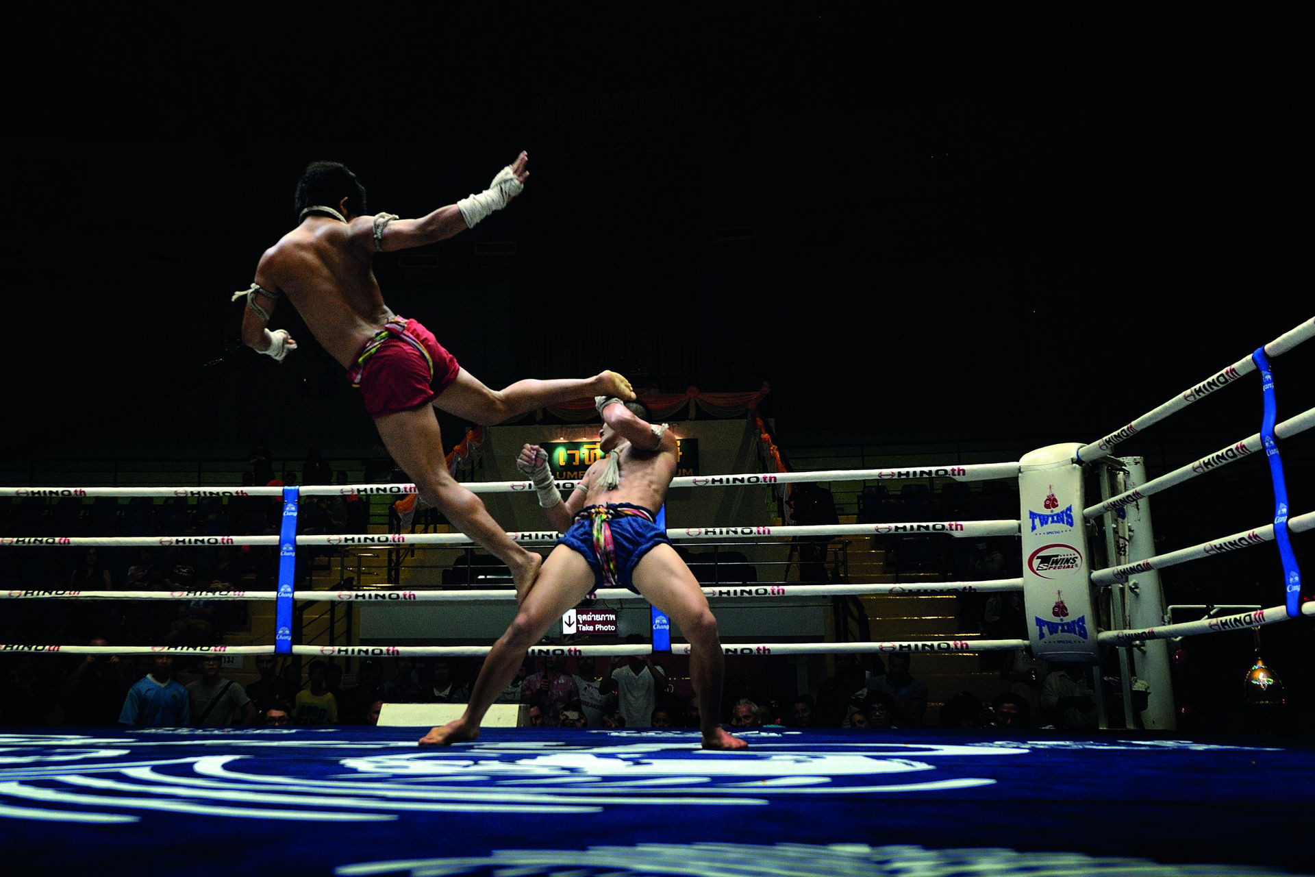 High-flying action: A muay thai fight at Lumpinee Stadium, which holds televised fights most evenings of the week. | PEERAPONG PRASUTR VIA WIKIMEDIA COMMONS / CC BY-SA 4.0