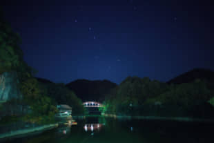 Town of Jinsekikogen (Mayor: Yoshinori Irie): Starry sky and Sakura Bridge in Taishakukyo gorge, Jinsekikogen, Hiroshima Prefecture