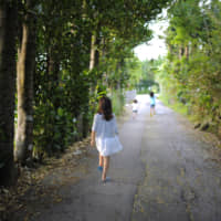 Twenty-five percent of Okinawan households with school-age children live in poverty according to a survey carried out by the Okinawa Prefectural Government in fiscal year 2018. | GETTY IMAGES