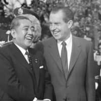 U.S. President Richard M. Nixon welcomes Prime Minister Eisaku Sato to the White House on Nov. 19, 1969, where the two leaders would hold talks concerning the return of Okinawa to Japanese control. | ASSOCIATED PRESS